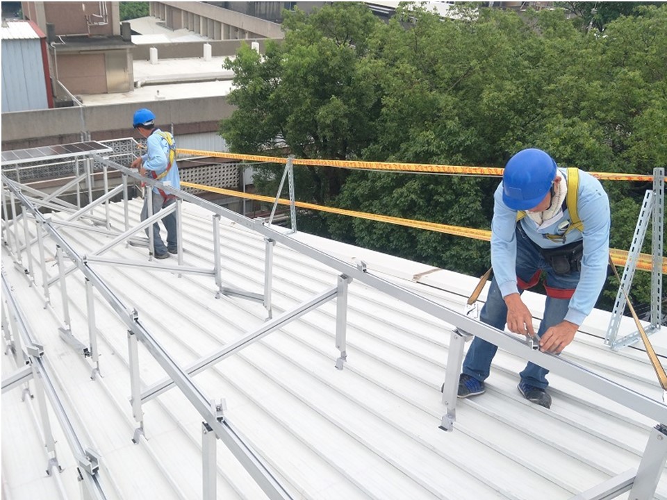 使勞工從事屋頂作業時，應使勞工確實使用安全帶、安全帽及其他必要之防護具。(記者白信東翻攝)