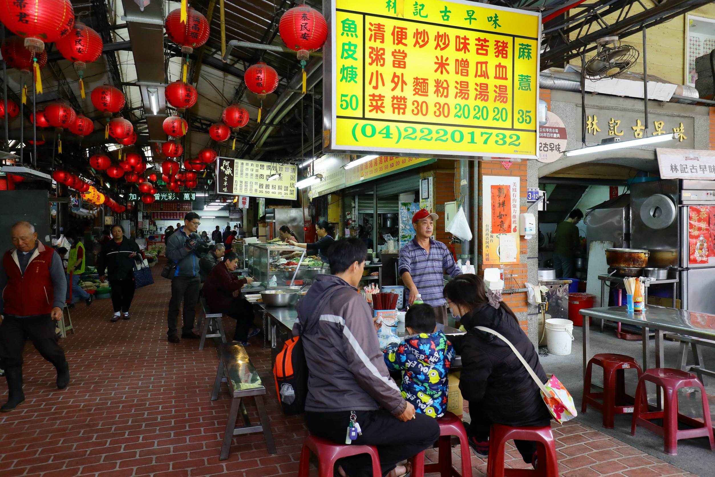 好評再加碼！台中市場攤商租金「對折」延長至6月。(記者張越安翻攝)