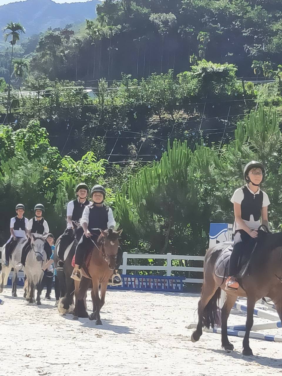 今天13位畢業生騎馬登場。(記者張越安翻攝)