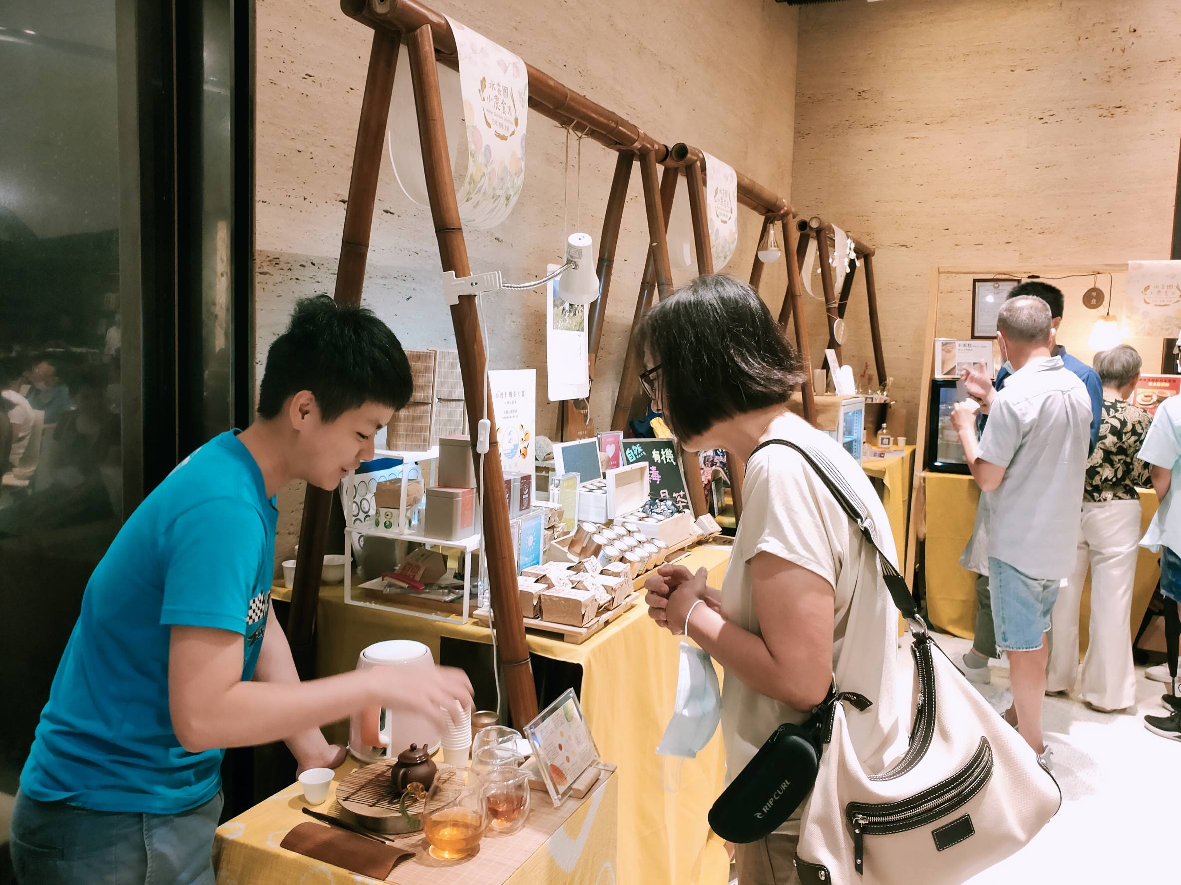 小農食光竹茶市集-消費者品茶。(記者吳朝駿翻攝)