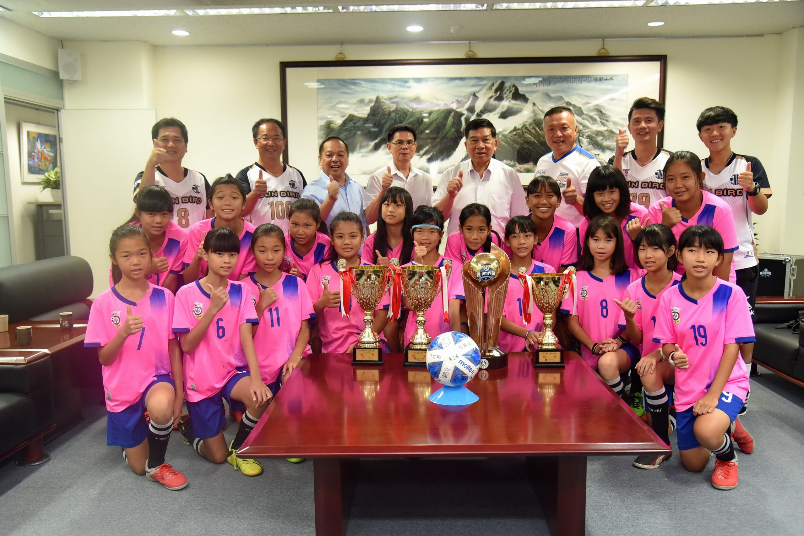 水里國小女足勇奪足球世界盃女子組冠軍 陳正昇接見表揚。(記者張光雄翻攝)
