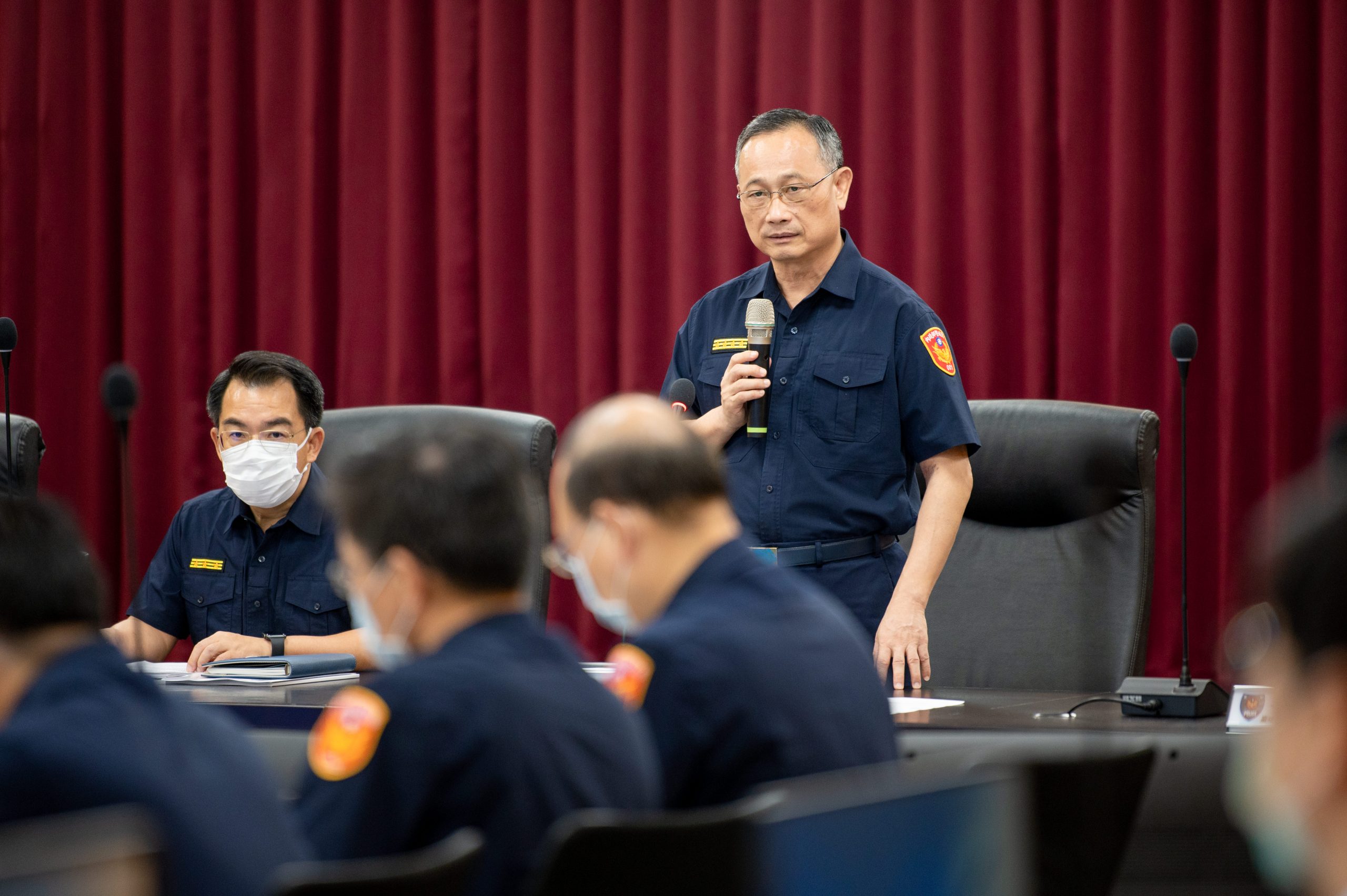 警政署長親赴臺中市警局表揚協助防疫及偵破刑案有功人員並肯定維護治安成效 。(特派員孫崇文翻攝)