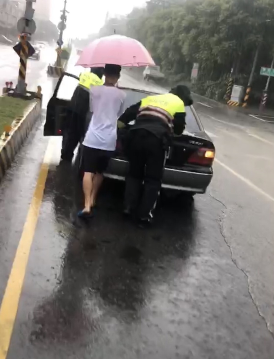 豪雨淹水動彈不得暖警冒雨推車畫面感人