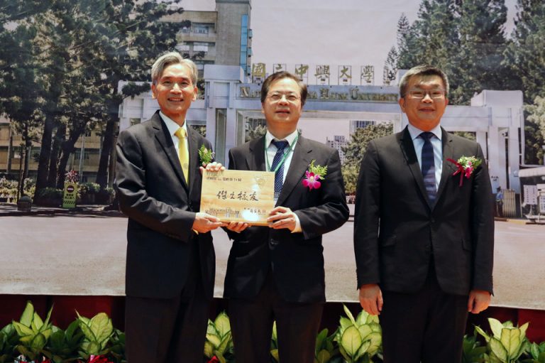 國發會主委龔明鑫(中)獲選傑出校友,由興大校長薛富盛(左)、校友總會理事長蔡其昌(右)共同頒獎。