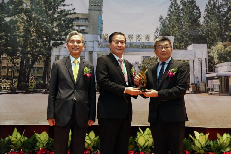 淡江大學校長葛煥昭(中)當選傑出校友,由興大校長薛富盛(左)、校友總會理事長蔡其昌(右)共同頒獎.。