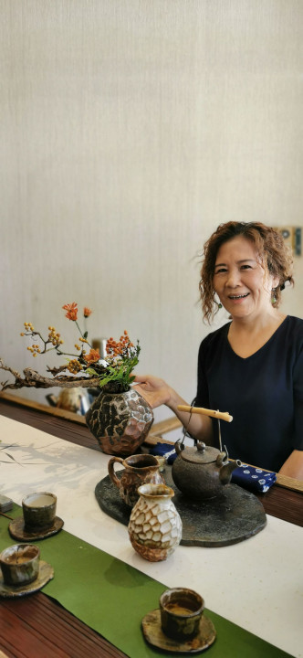 花藝老師楊秀薇和她的花藝作品。(葉志雲攝)