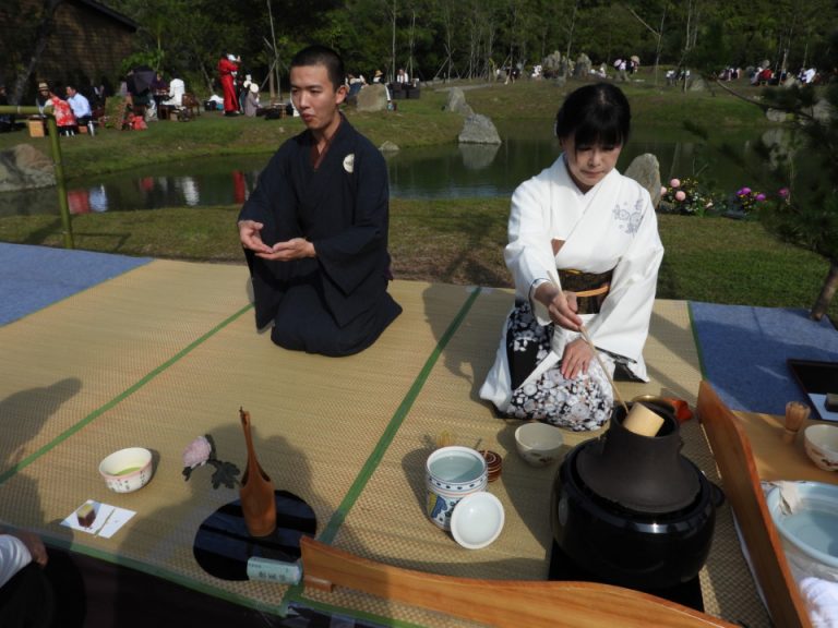 鄭姵萱老師演出日本裏千家茶道。（葉志雲攝）