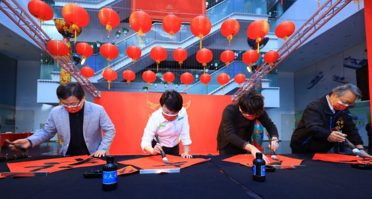 盧秀燕市長（中左）、令狐榮達副市長（中右）、書法家周良敦（左一）及設計師周煜偉（右一）為犇向幸福新春揮毫活動開筆。