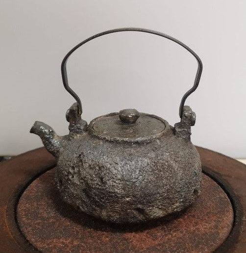 看似「鐵壺」的陶壺