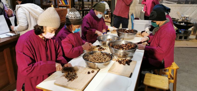 菩薩寺志工為製作八粥專注準備食材。（葉志雲攝）