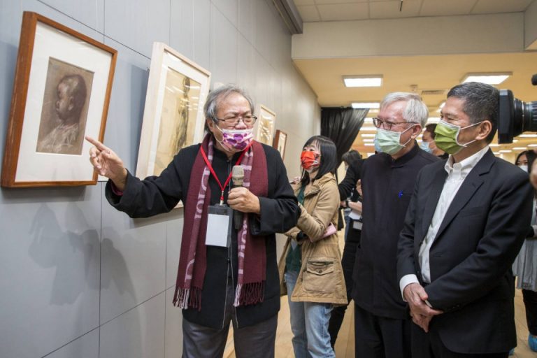 台灣藝術史研究學者蕭瓊瑞為貴賓導覽洪瑞麟作品《洪鈞雄兒時》。