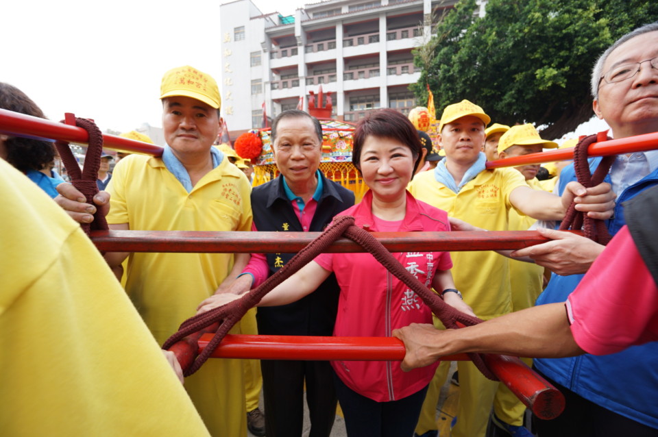 民國1-07年，萬和宮老二媽西屯省親遶境起駕，時任立委的盧秀燕市長與蕭董事長扶轎盛況.