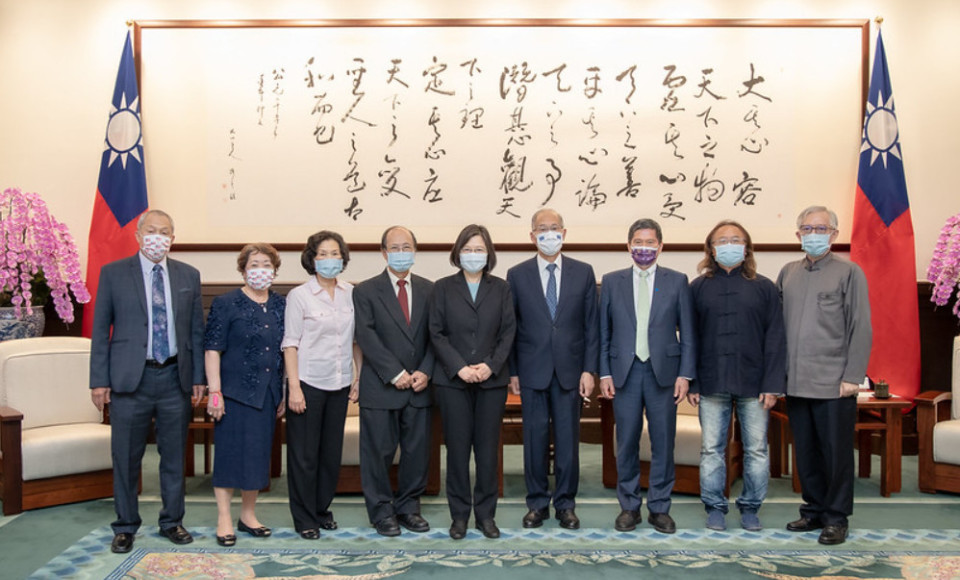 蔡總統與順天美術館貴賓及文化部李部長、國立台灣美術館梁館長合影。