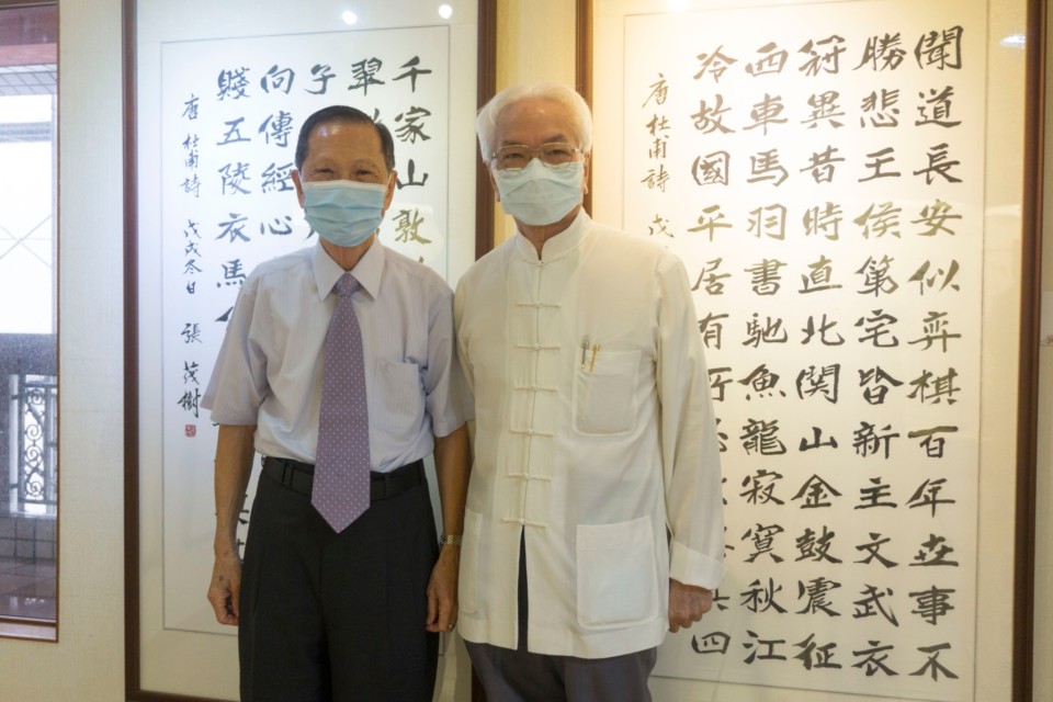 蕭董事長（左）與張茂樹兩位老同學合影