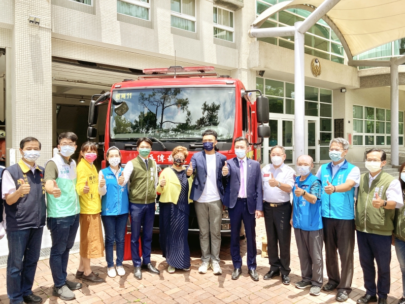 提升竹市消防局消防人員出勤行車安全　大硯建設捐贈雙艙消防車