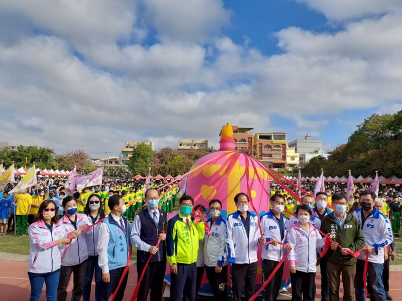 台中市沙鹿區北勢國小昨（11）日舉辦100周年校慶運動會，市長盧秀燕、校長王慶祥與蒞臨嘉賓代表，共同切下蛋糕、施放彩色汽球，慶祝北勢國小生日快樂。圖／記者 游穎達攝