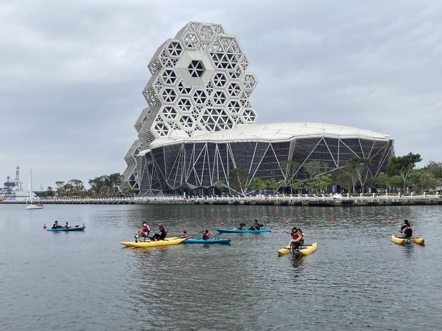 愛河灣開放sup獨木舟等水上活動！海洋局：高雄港灣水域等你來探索！ 蕃新聞 1250