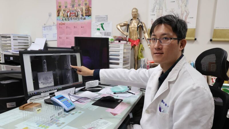 員榮醫院中醫部主任黃永昇醫師用針灸、針刀緩解阿嬤十年下背痛