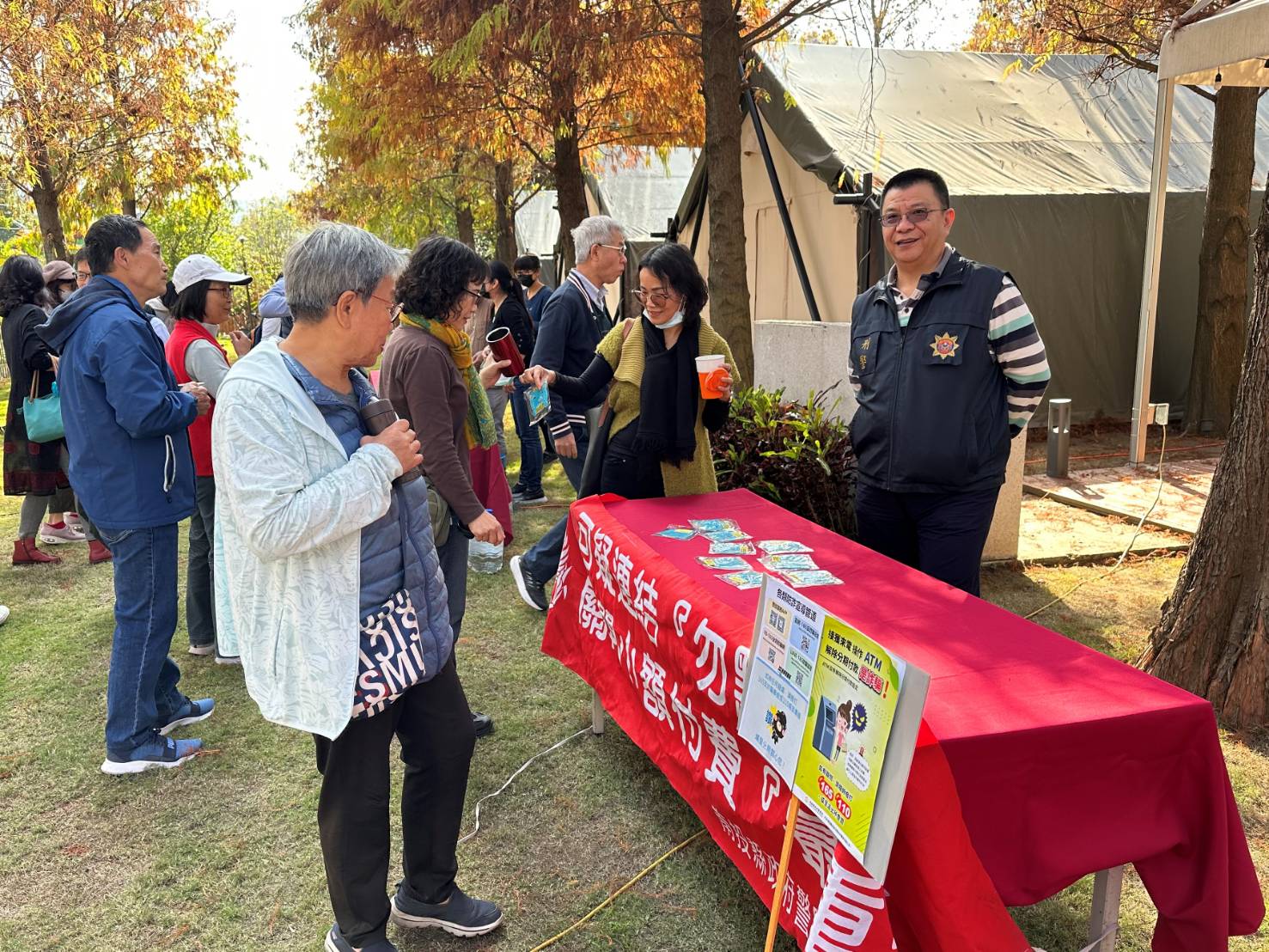 前進落羽松下咖啡音樂會　埔里警讓反詐與藝文同在