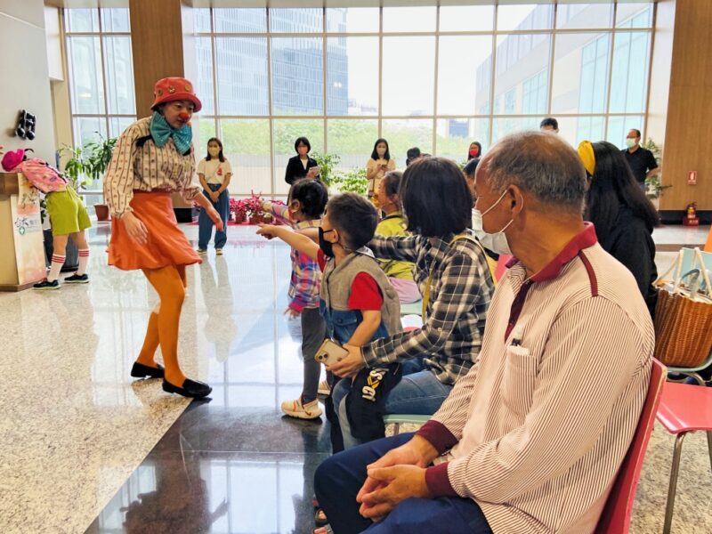 為新竹臺大分院帶來「快樂」珍貴禮物　兒童節小丑醫生歡樂秀開心登場