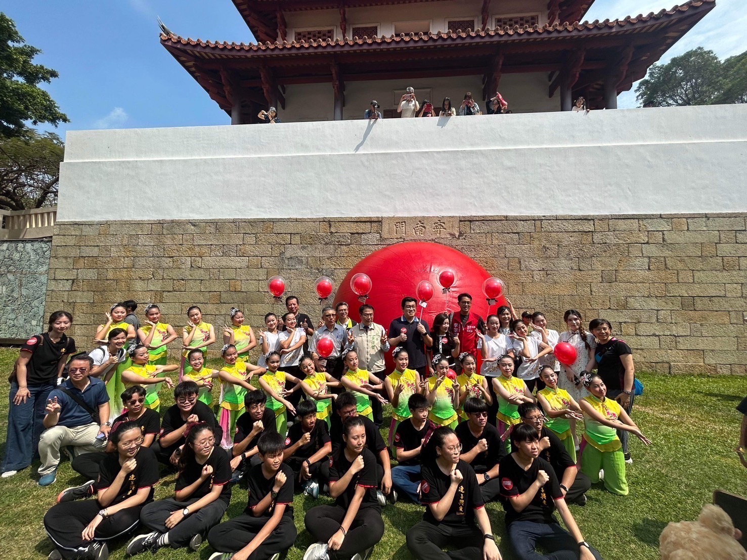 「追球」熱潮席捲臺南！巨大紅球藝術行動吸引十多萬人參與