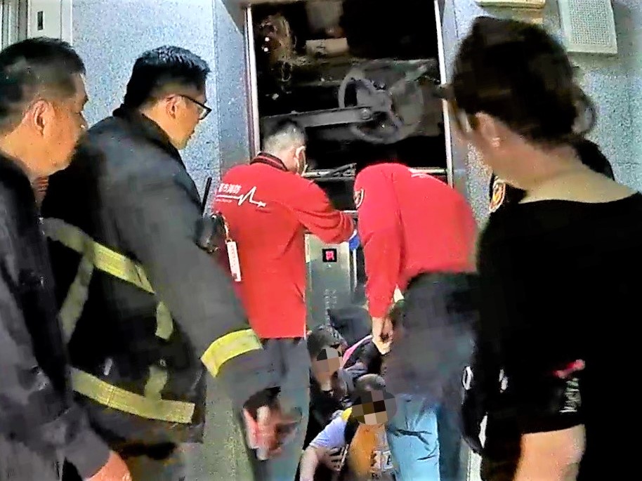民眾受困電梯驚慌　北鎮警和消防救護員及時解圍脫困