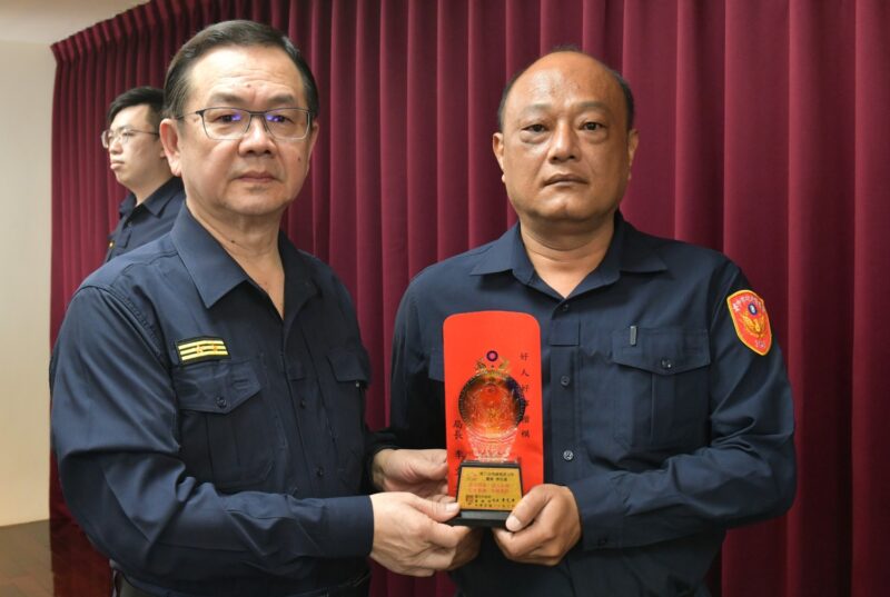 蔡志達尋獲失蹤男返家    副局長魏慶賢公開表揚