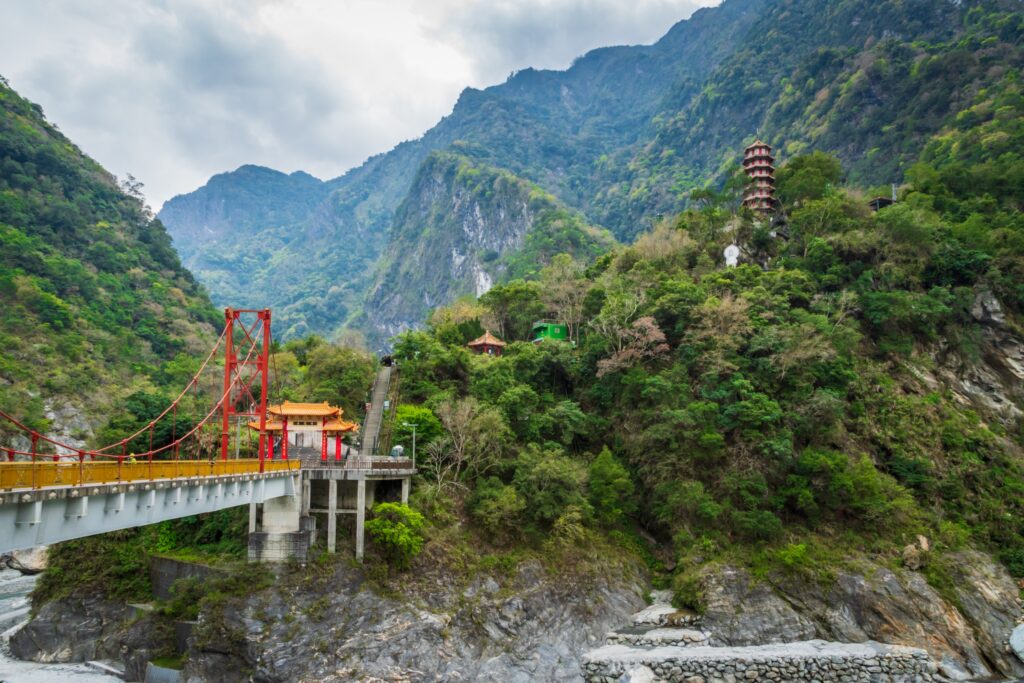 壯麗的峽谷、清澈的溪流、以及獨特的燕子口，太魯閣國家公園是台灣最著名的國家公園之一。圖/123RF圖庫