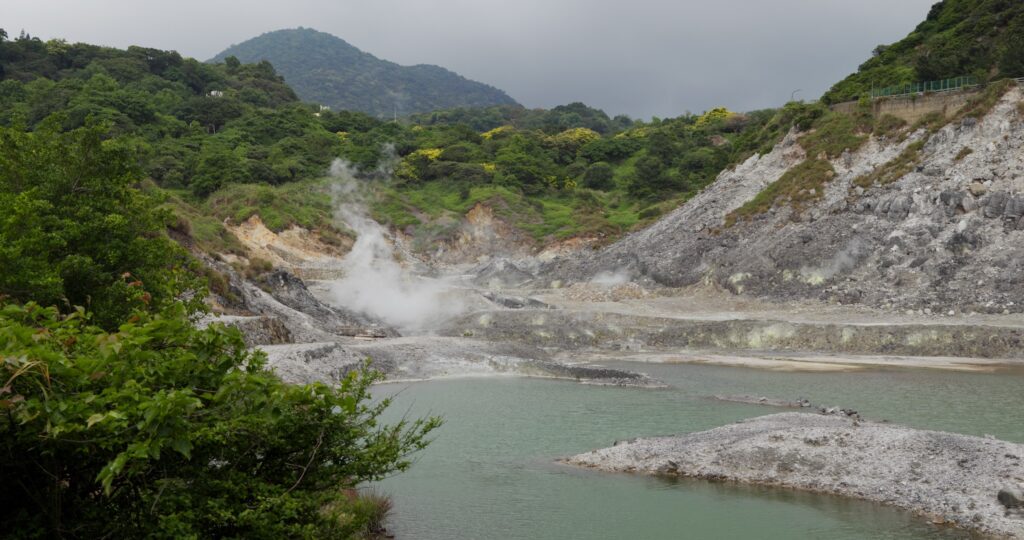 陽明山跟北投都屬於大屯山脈下溫泉，但是陽明山溫泉區的自然景觀更豐富，圖為國家公園硫磺谷。圖/123RF圖庫