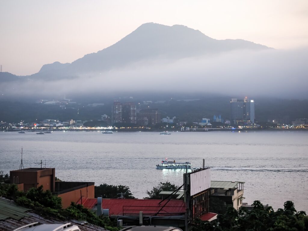 多雨霧的淡水河，有著一抹憂鬱，揉合異國風情的建築，令人陶醉。圖/123RF圖庫