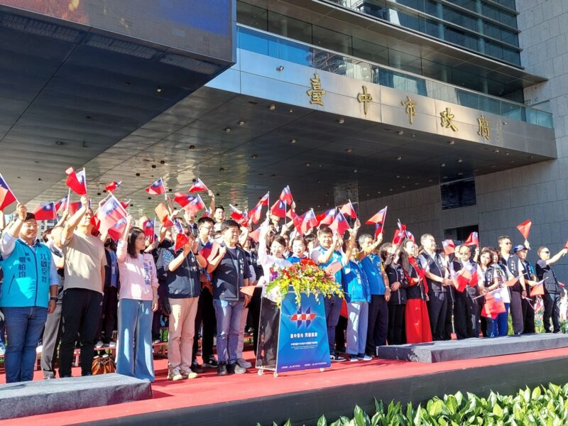 ▲ 台中市長盧秀燕率領市府團隊及貴賓代表上台致詞，並引領市民家人共同揮舞國旗，歡欣高喊「中華民國生日快樂」！（圖／記者游穎達攝）