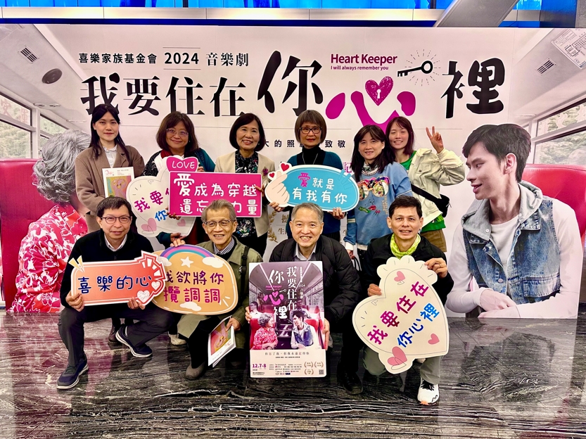 觀眾拿著手板進場,帶著愛的力量進場看劇。不少觀眾都是喜樂家族的忠實追隨者,徐醫師(前排左3)還買了三幅喜樂家族孩子的畫作。圖/喜樂家族提供