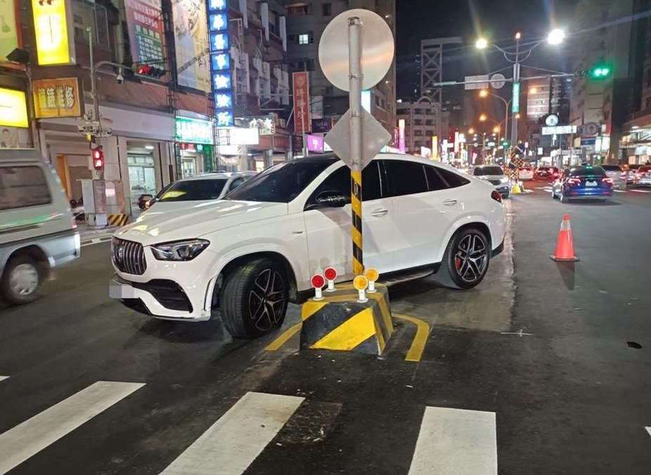 進化北路沿線行人庇護島          四十日內驚傳十三起車禍