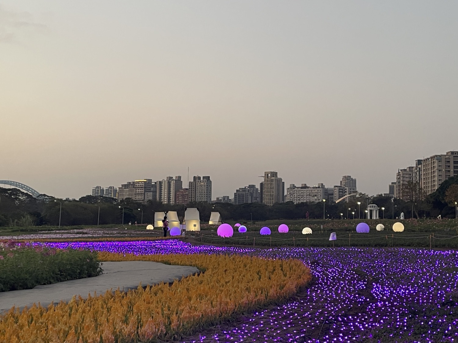 花叢間有大型球燈 圖/臺北市政府