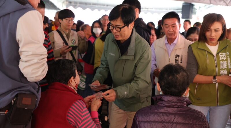 大年初四迎財神   陳其邁參香走春發紅包財源「蛇」進來