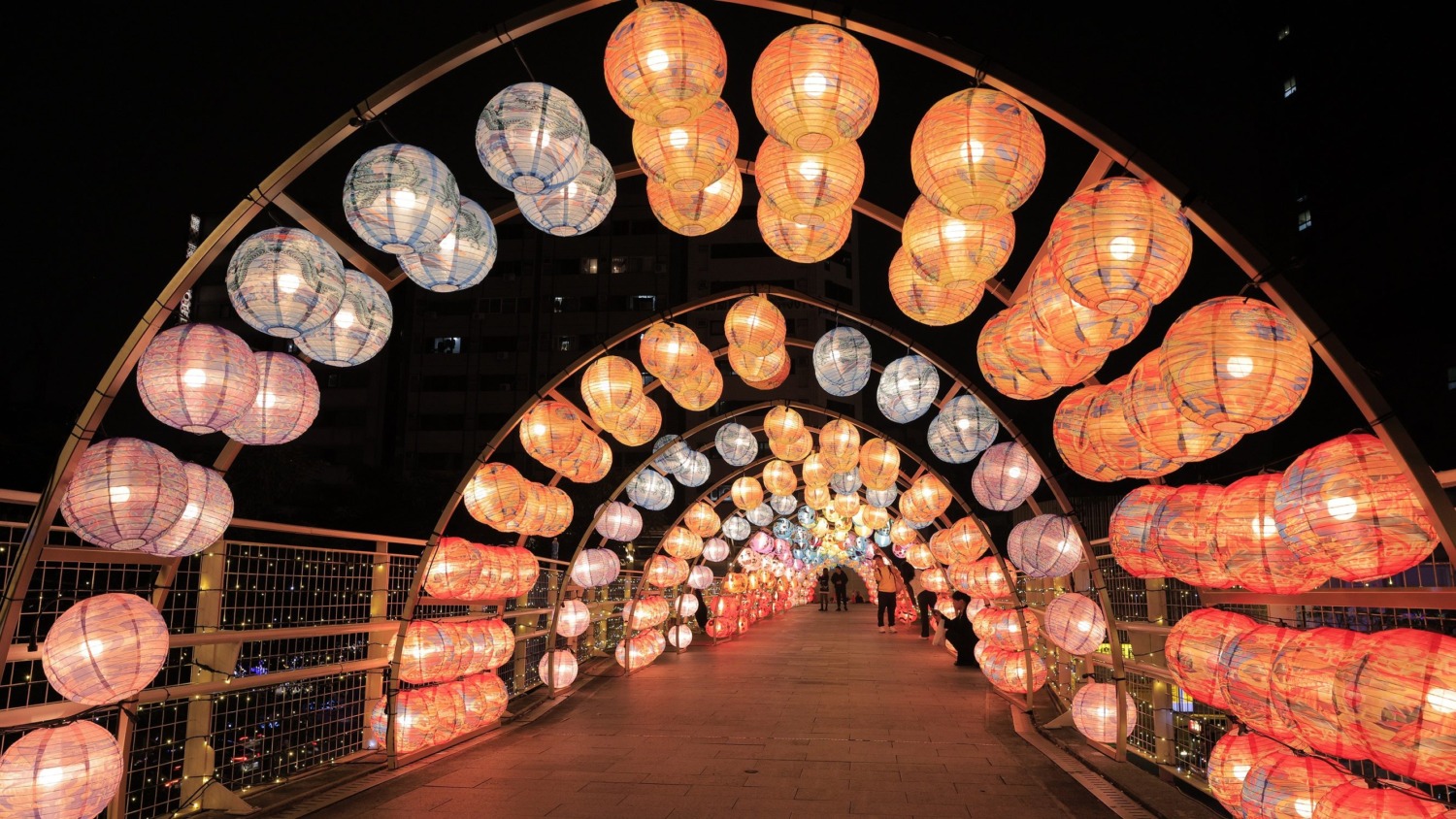 燈組天橋上 圖/臺北市政府