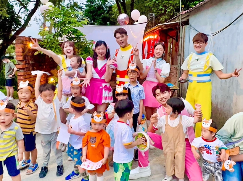 小芙尼家族與海洋家族的六位高人氣哥哥姊姊:Doremi姐姐(第2排左2)、甜兒姐姐(第2排左1)、海星哥哥、飛馬哥哥、珊瑚姐姐、樂樂哥哥在本次活動共同演出。圖/崧匠燒鳥屋台提供