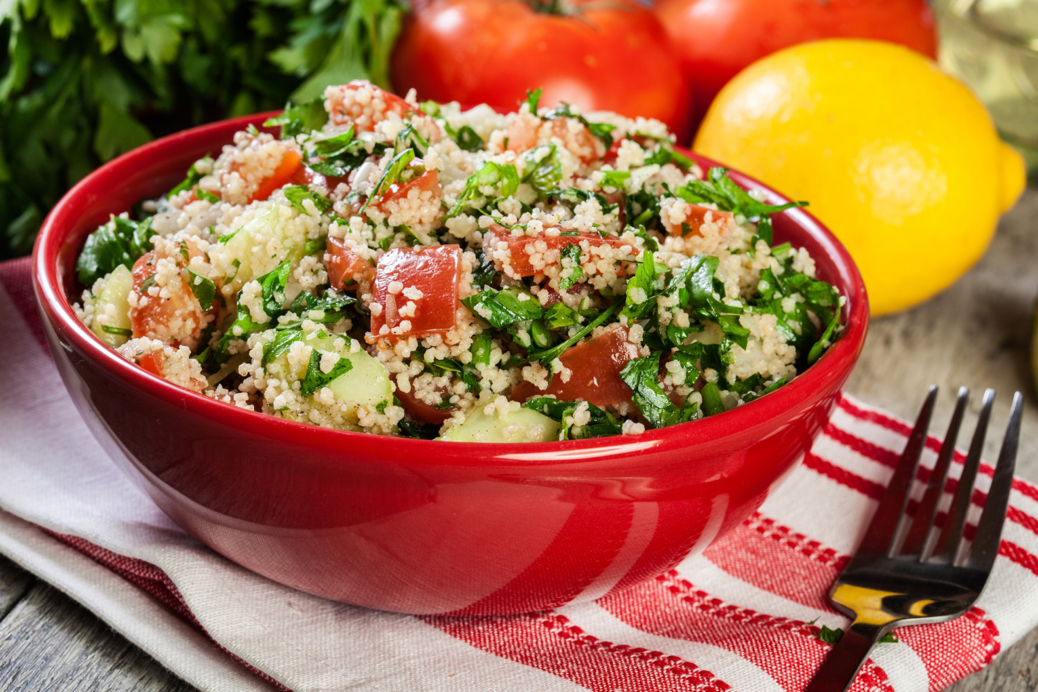 古斯米溫沙拉。古斯米是一種用杜蘭小麥粉製成的主食,搭配各種蔬菜和肉類,吃起來超美味。圖/123RF圖庫