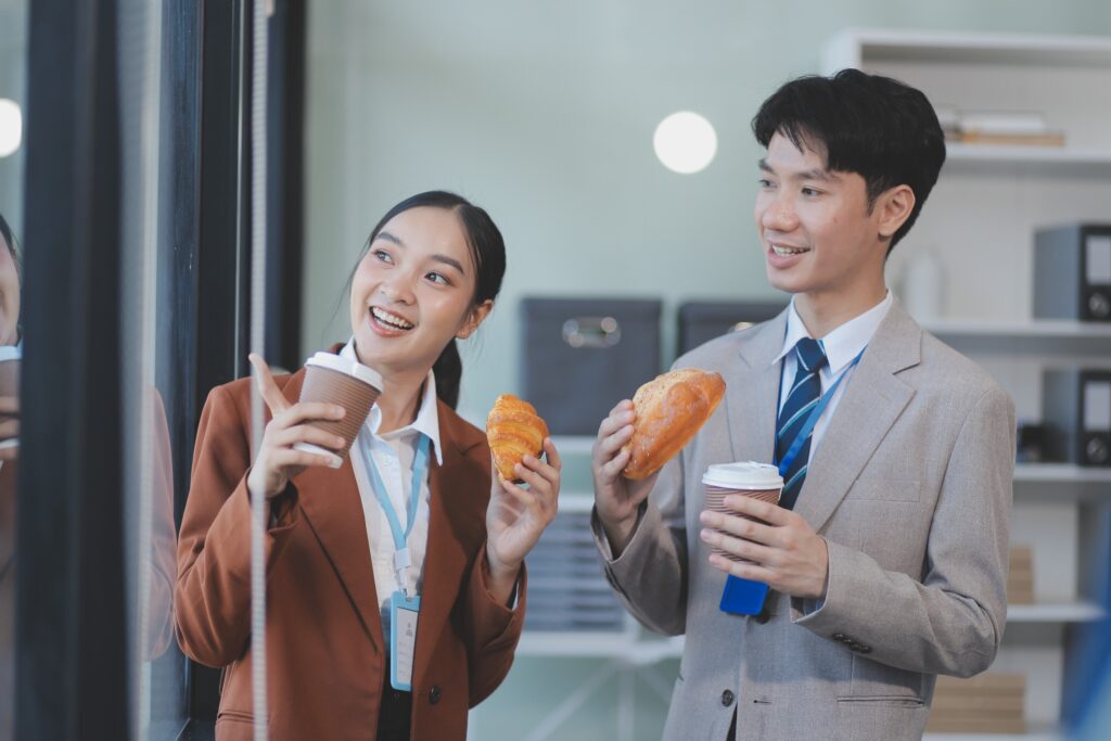 別忘了在溝通中加入一點幽默感，或者是藉著辦公室下午茶時光，製造輕鬆的感覺，畢竟老闆也是人，他們也需要放鬆。圖/123RF圖庫