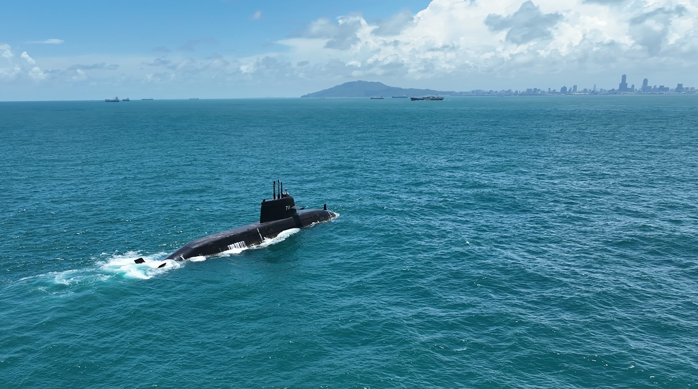 台船、海軍聯手創舉！海鯤軍艦浮航測試成功