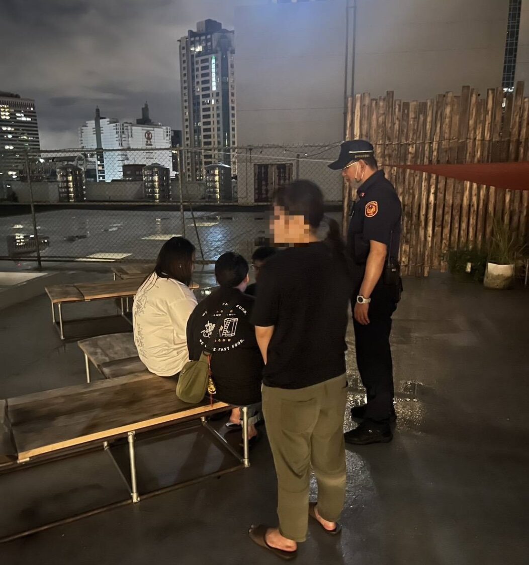 女子欲從十五樓跳下輕生           民權警苦口婆心勸說成功