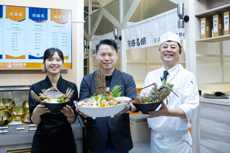 圖文：海港匠鍋｜總經理賴彥群（中）與門市工作人員共同呈現「蟹旬味盛合」、「活體龍蝦盛和」與「極上綜合刺身拼盤」。