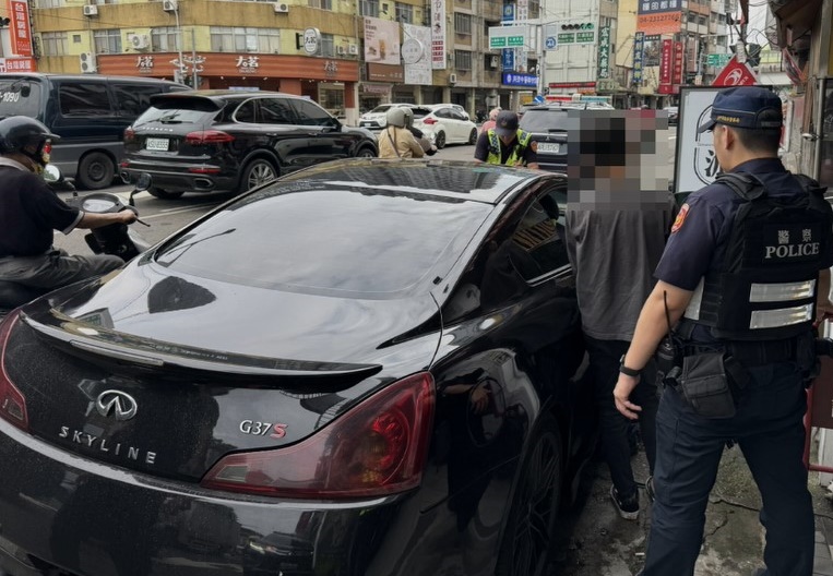 男子二次懸掛假車牌上路        同遭警員黃昱維查獲送辦