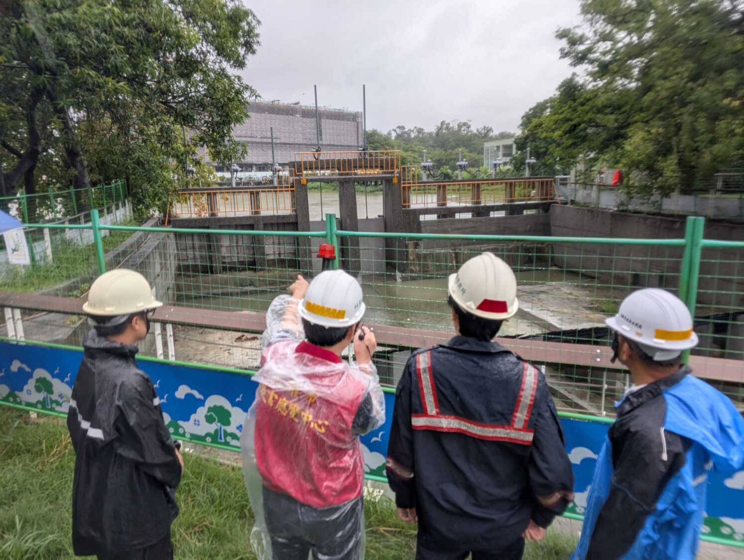 高雄降暴雨！陳其邁親臨視察排水及疏通側溝