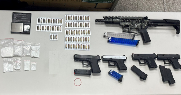 陳姓毒品通緝犯擁槍自重            警方逮獲查扣五把長短槍