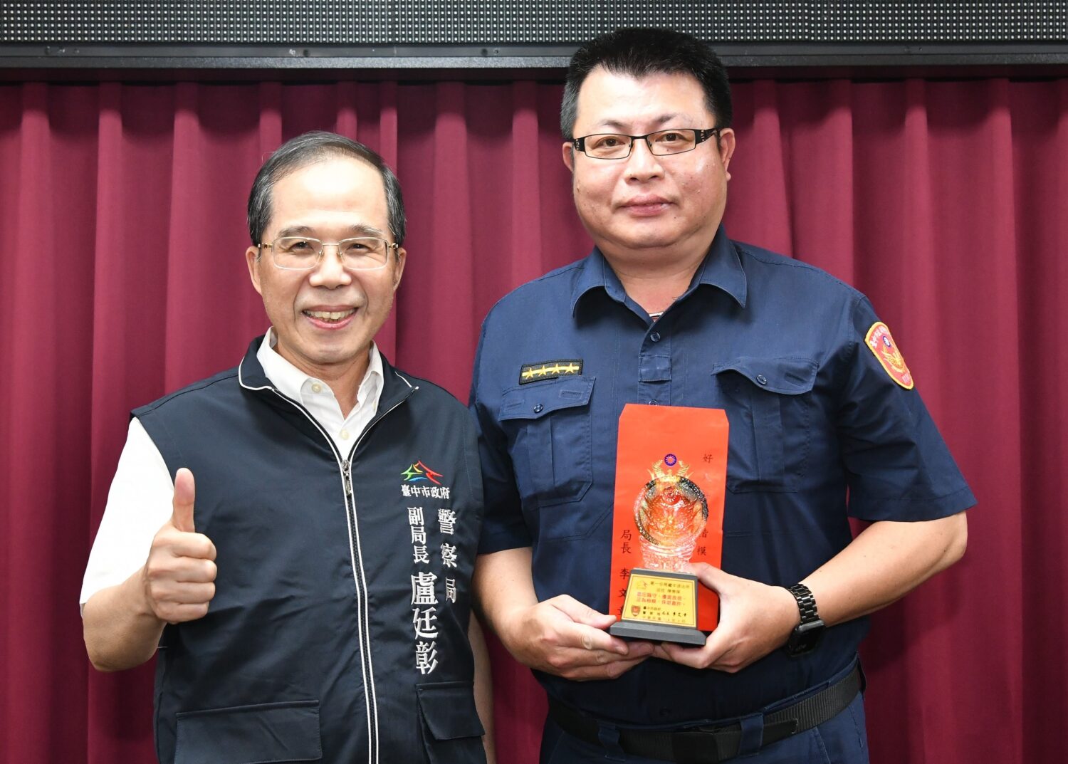 陳崇保身先士卒英勇滅火           盧廷彰公開表揚豎指稱讚