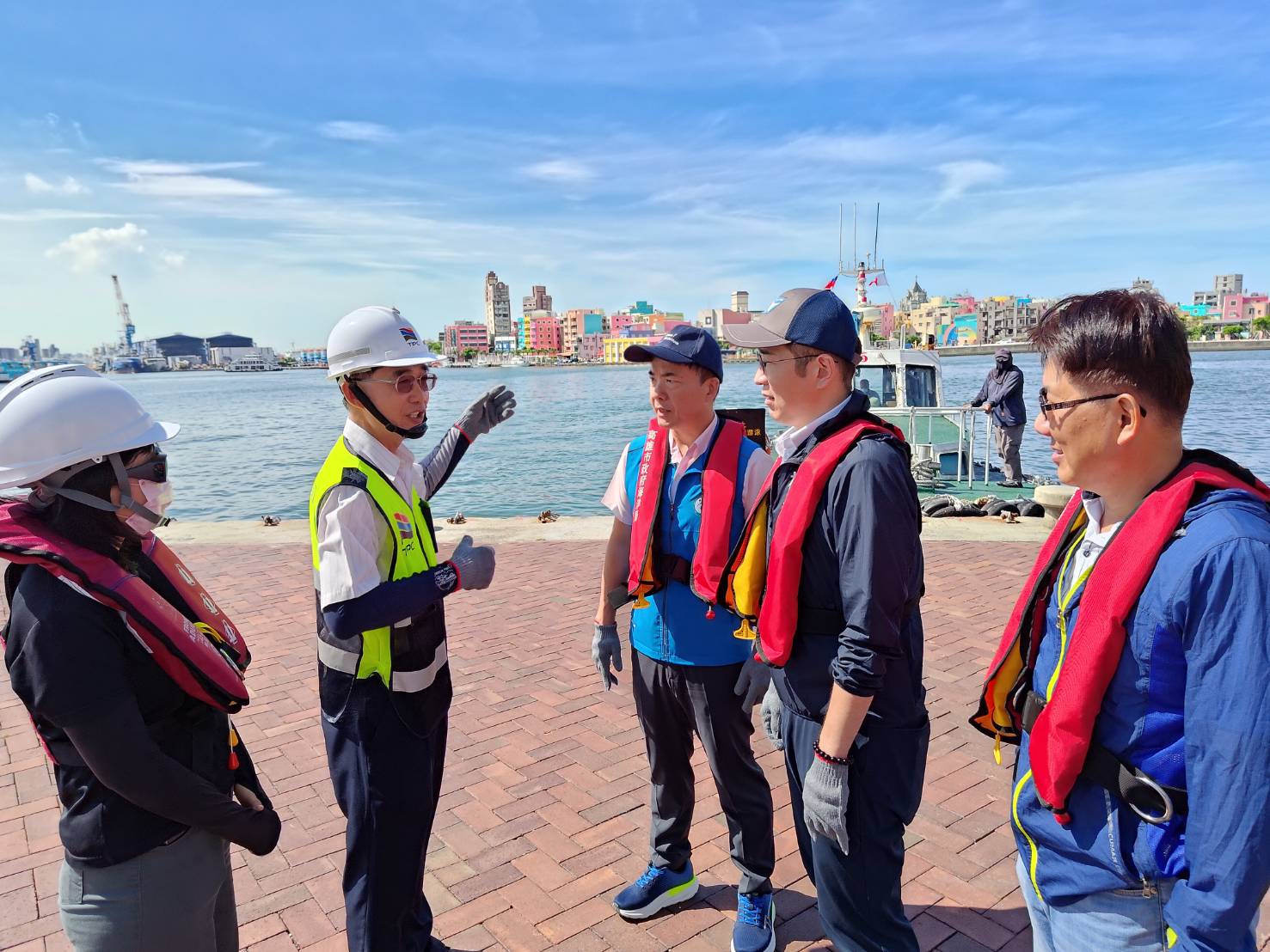高市府海洋局聯合海保署強力稽查  石慶豐局長帶隊防治港區污染