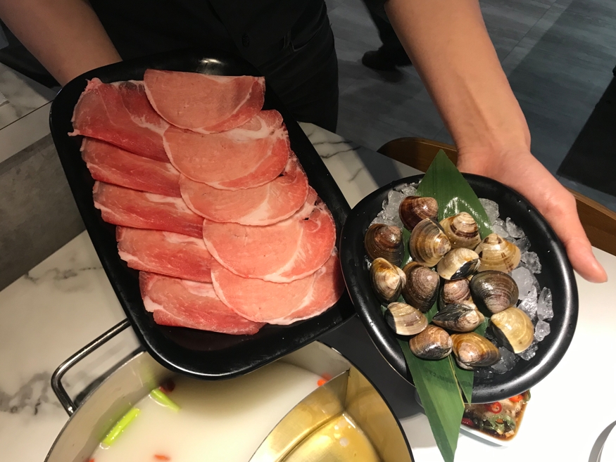 肉多多火鍋料好實在,肉品、海鮮與食蔬的品質獲得消費者稱讚。圖/鄭欣宜拍攝