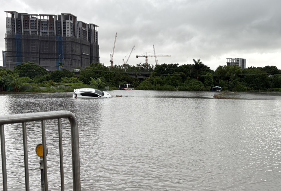 大雨傾盆稻田積水過高           駕駛開入田中動彈不得