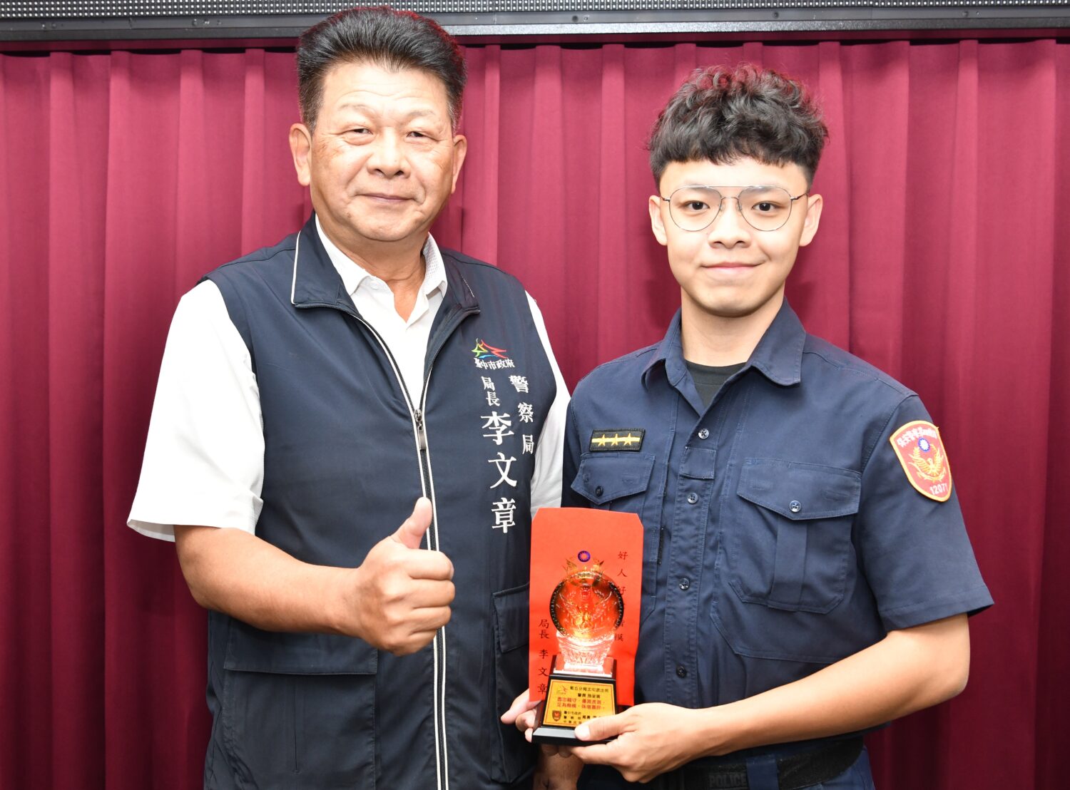 施呈諭搶救昏厥男子一命        李文章公開表揚豎指稱讚